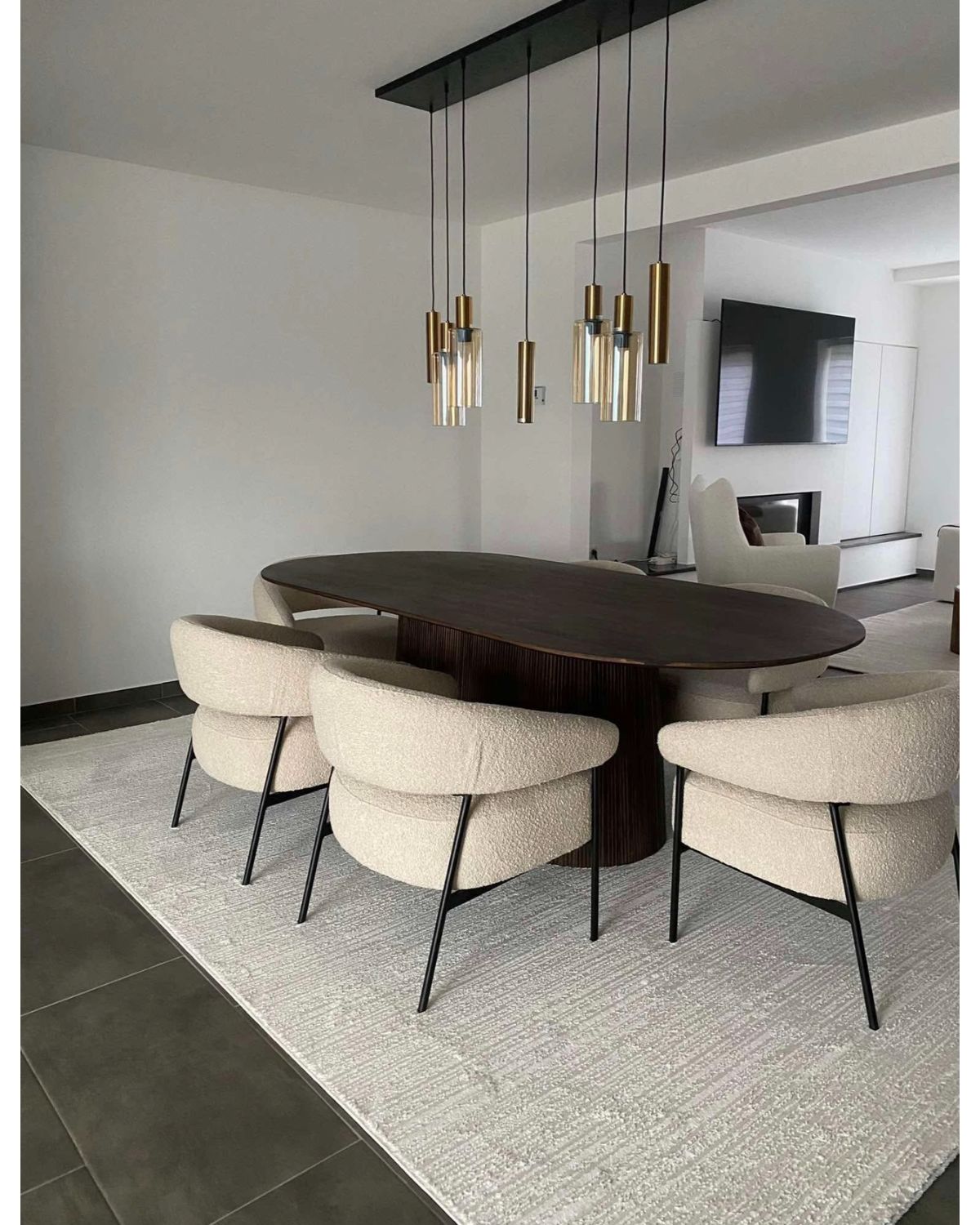 Tapis de luxe SIGNO 04 crème mettant en valeur un coin repas lumineux.