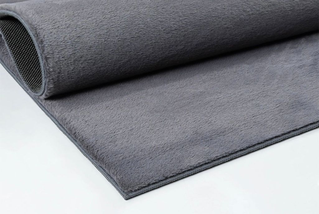 Dossier antidérapant sécurisé du tapis gris anthracite FOCUS, stabilité maximale sur parquet et carrelage.