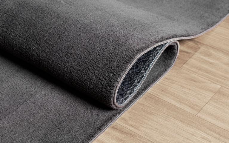 Tapis LOFT anthracite lavable en machine, structure souple et dossier antidérapant pour un entretien facile.