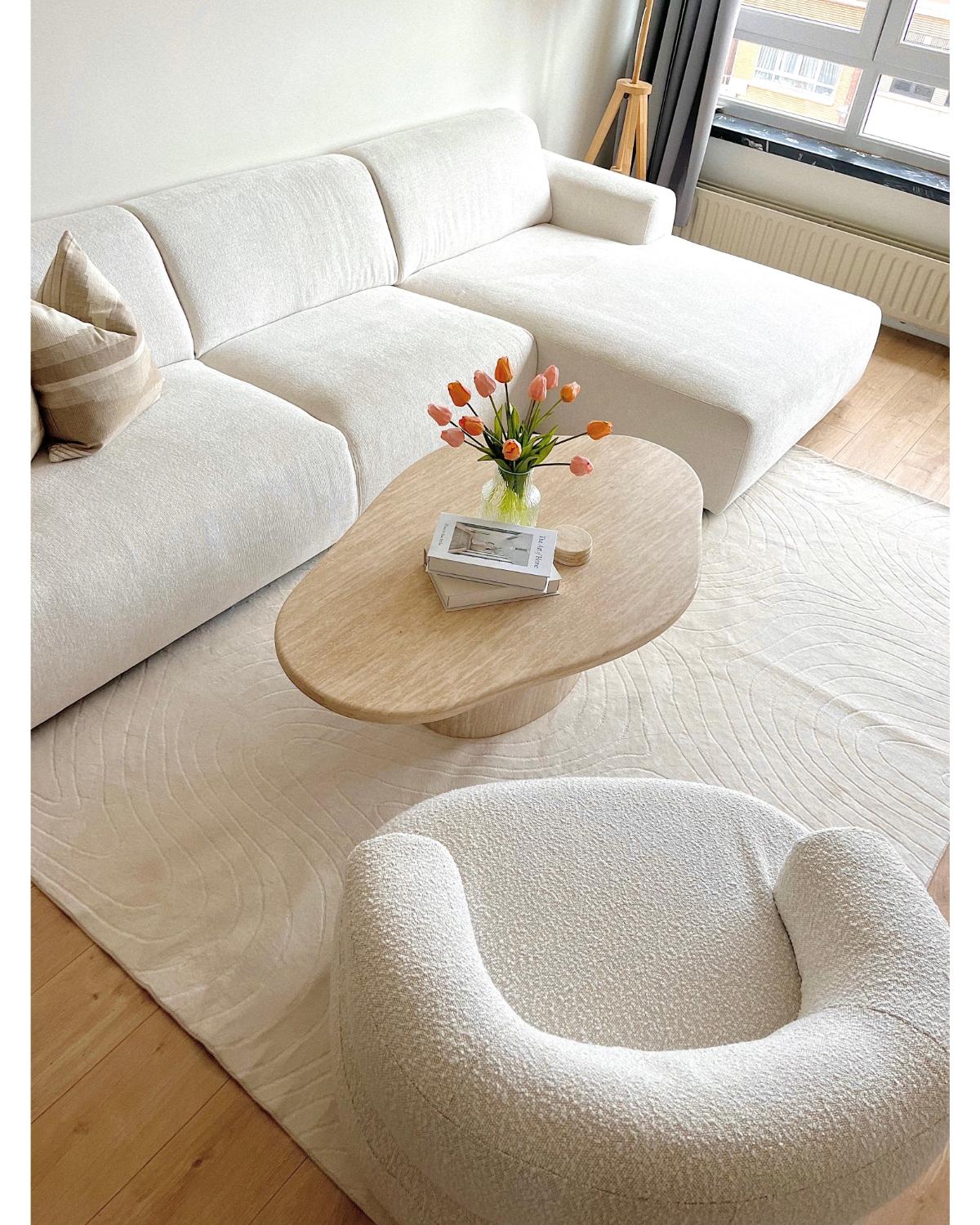 Tapis moderne STILO 01 crème avec motifs de vagues en relief dans un salon chic.