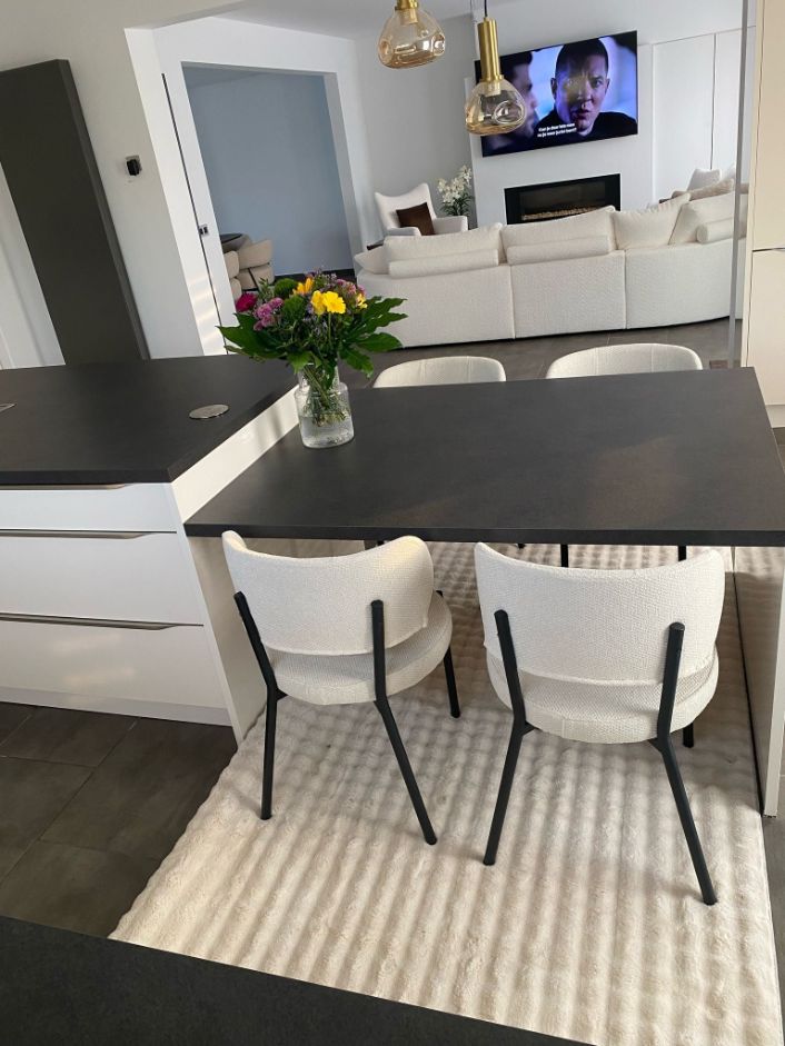 Décoration d'intérieur chic avec le tapis Bubble crème à motifs ronds en relief, harmonisant le salon et la salle à manger.