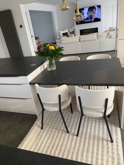 Décoration d'intérieur chic avec le tapis Bubble crème à motifs ronds en relief, harmonisant le salon et la salle à manger.