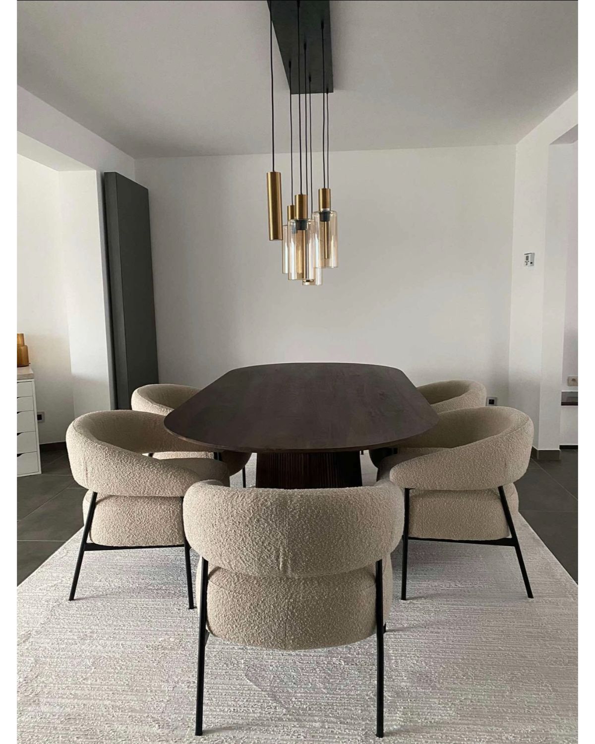 Tapis texturé SIGNO 04 crème placé sous une grande table à manger pour un style épuré.