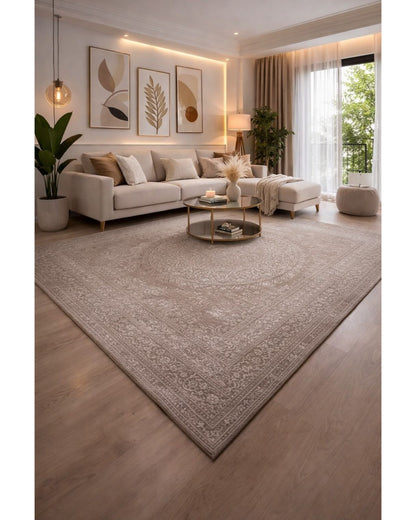 Tapis SIGNO 06 Taupe avec motifs traditionnels dans un salon contemporain chaleureux.