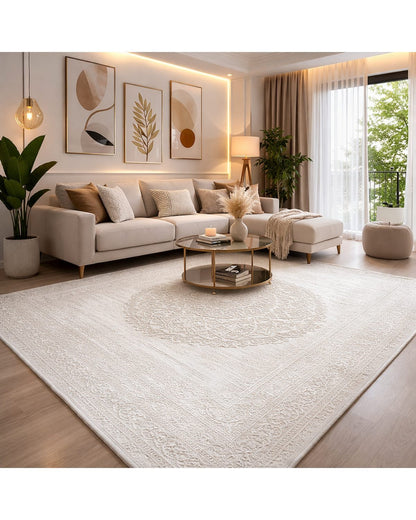 Ambiance de salon moderne avec le tapis SIGNO 06 crème installé sous une table basse dorée, style élégant et lumineux.
