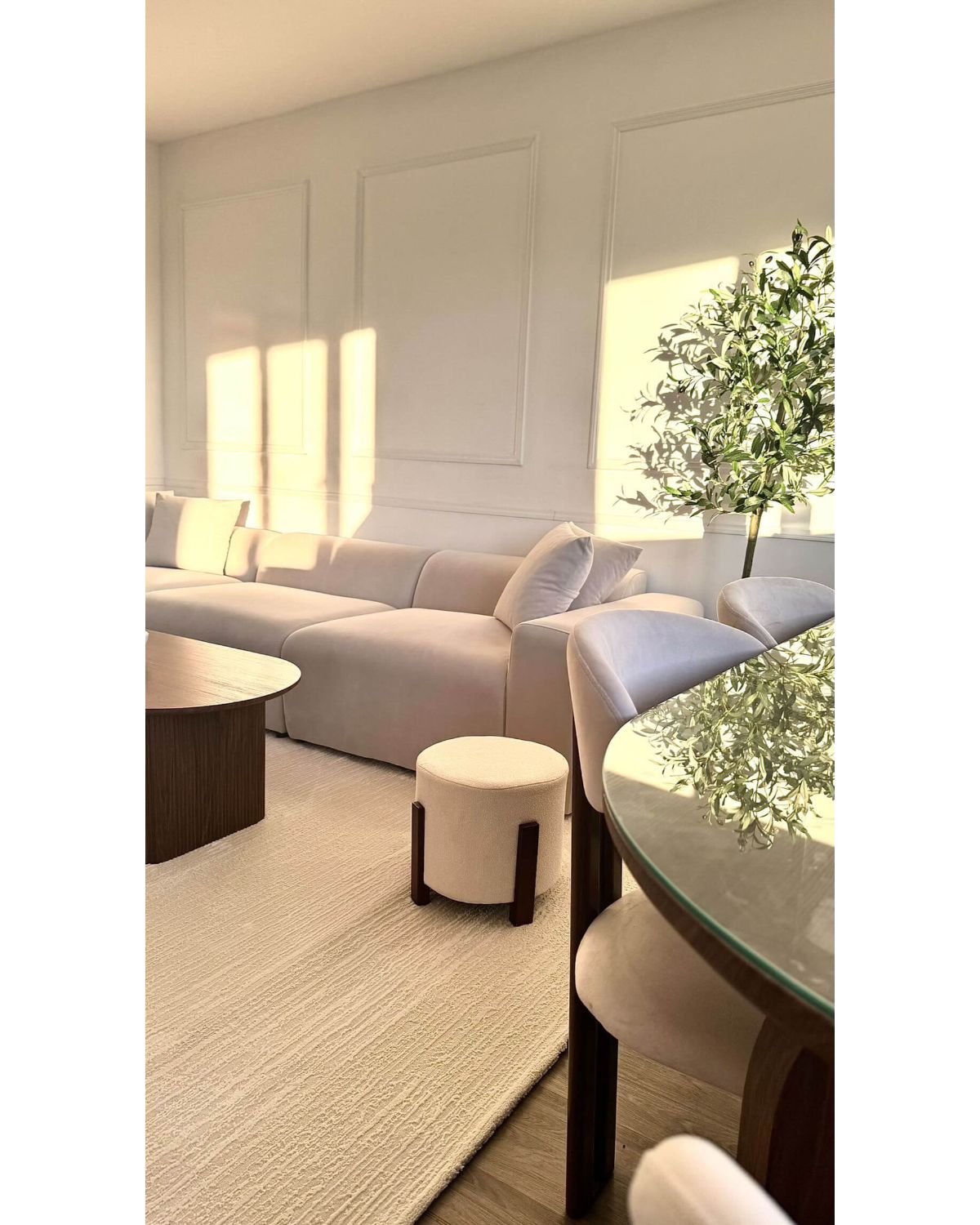 Détail de l'angle du tapis SIGNO 04 crème mettant en valeur la bordure soignée et l'épaisseur du relief 3D.
