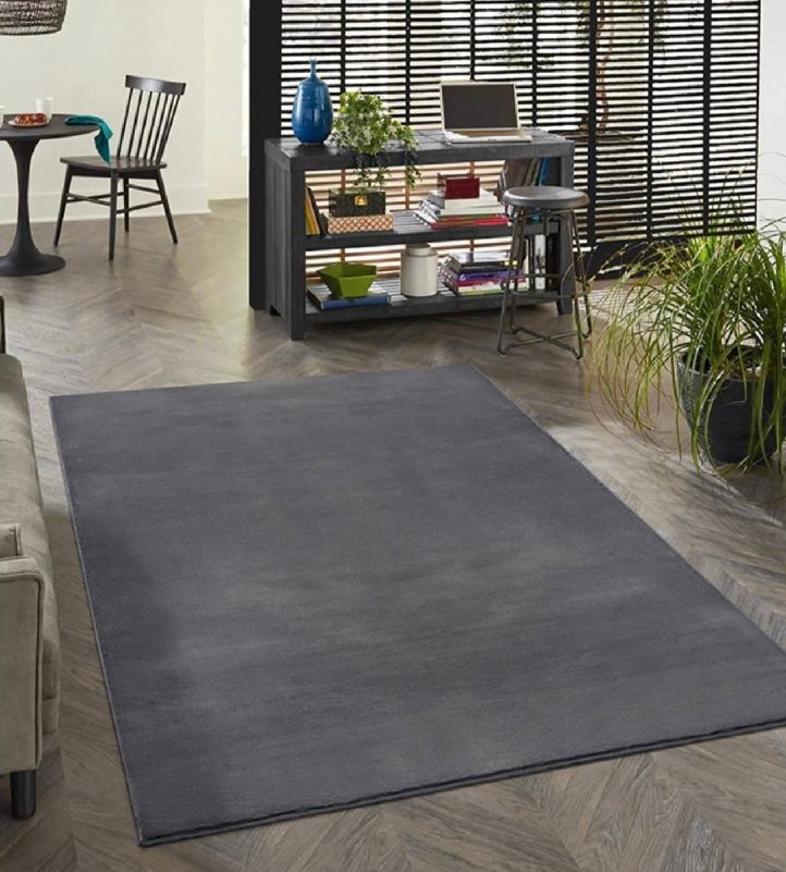 Tapis gris foncé anthracite collection FOCUS, design moderne et élégant pour un salon ou un bureau.