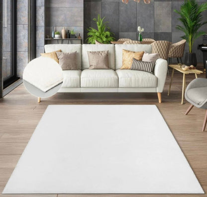 Tapis blanc polaire collection FOCUS, idéal pour illuminer un salon moderne ou une chambre cocooning.