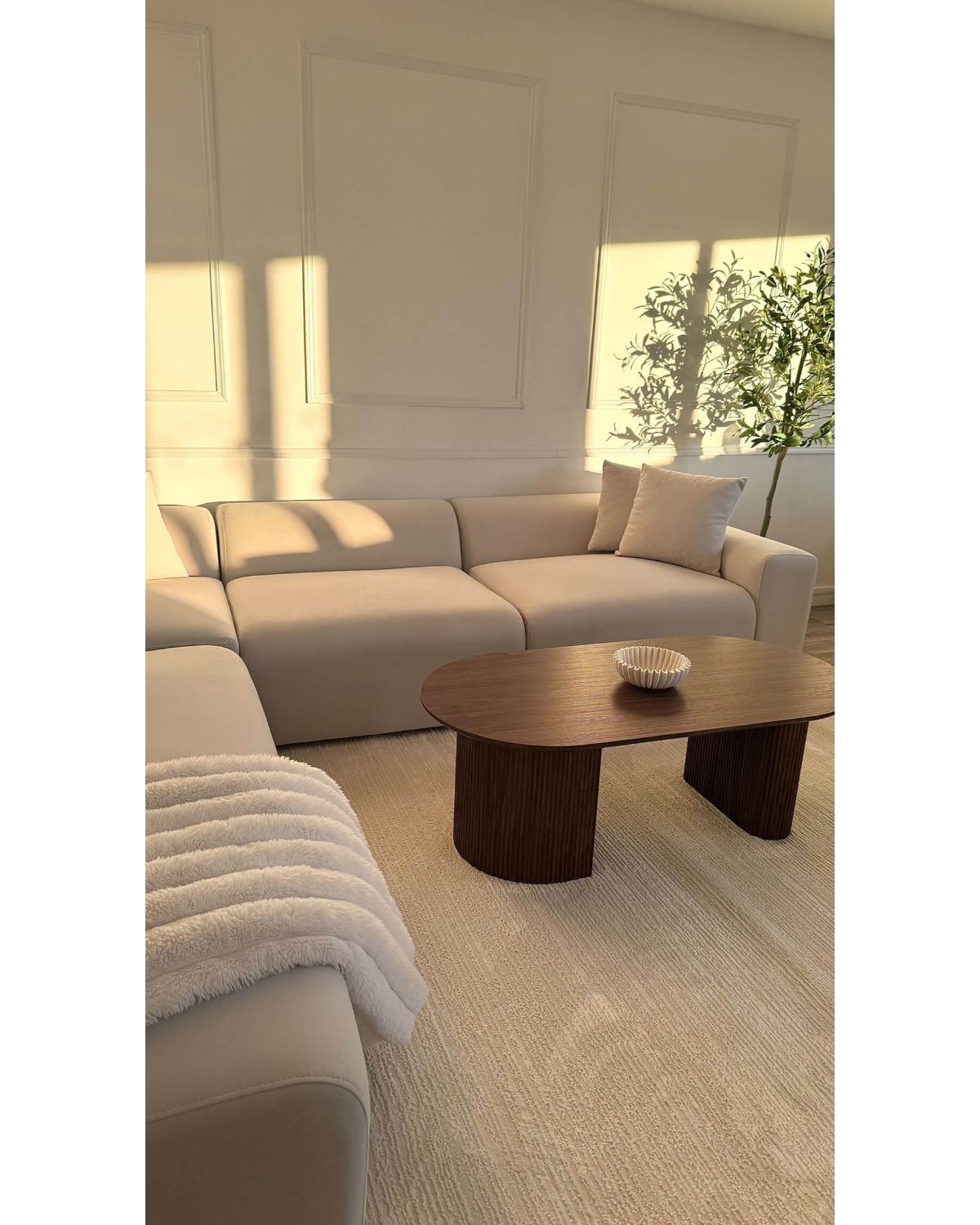 Tapis moderne de luxe SIGNO 04 crème avec tissage 3D pour un salon chaleureux.