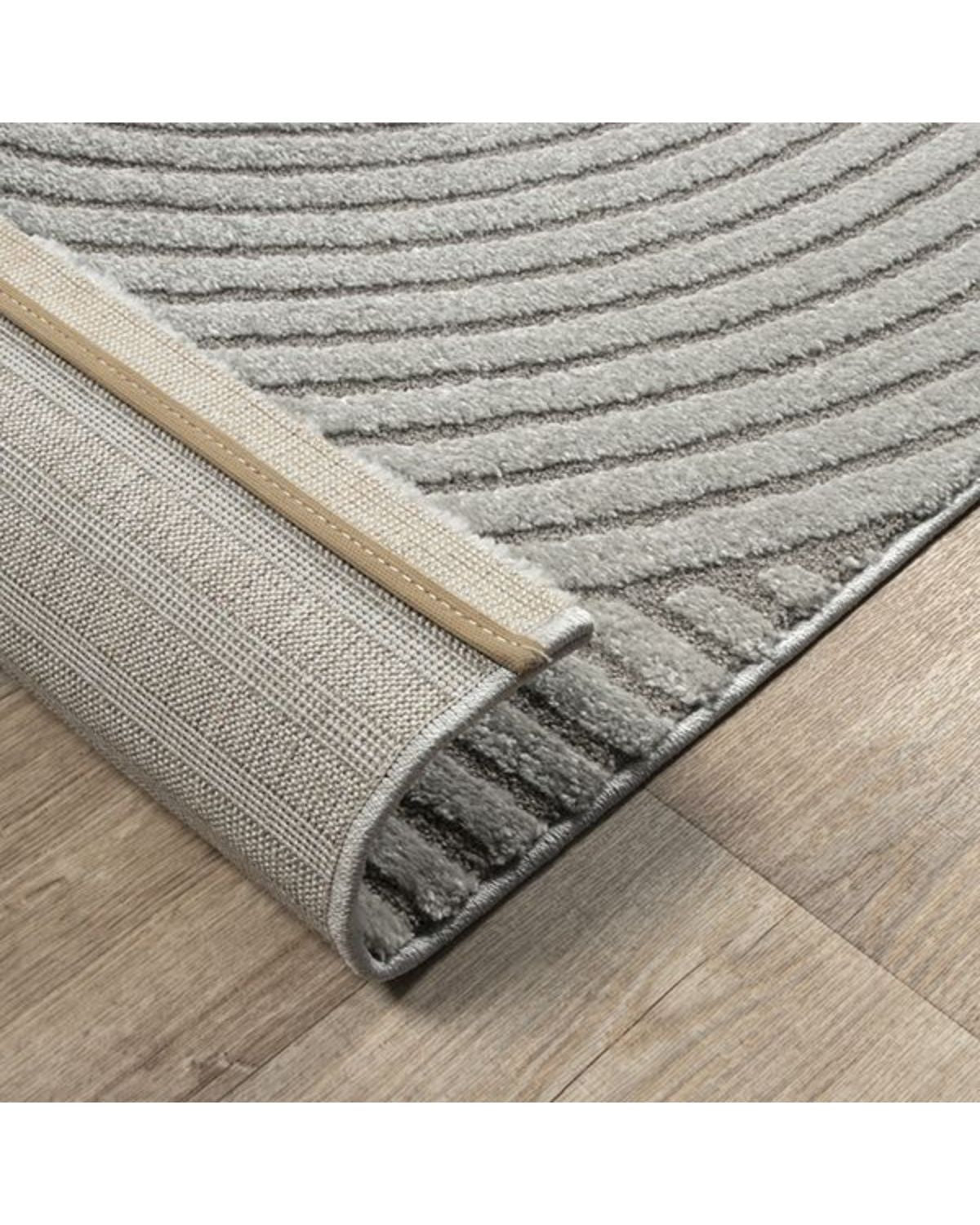 Vue du dessous et du bord du tapis ELIO 51 gris, montrant la couche antidérapante intégrée pour une stabilité maximale.