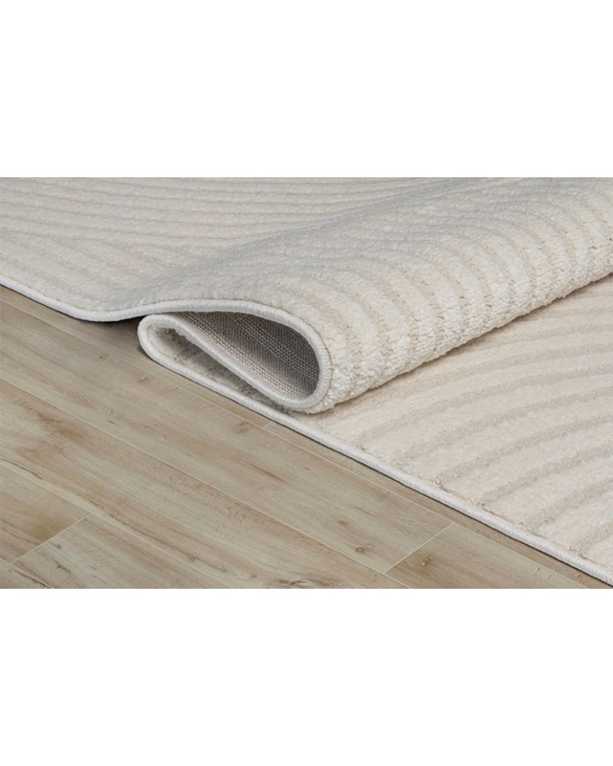 Détail de la finition sur le bord du tapis ELIO 52, mettant en avant la texture douce et le tissage haut de gamme.