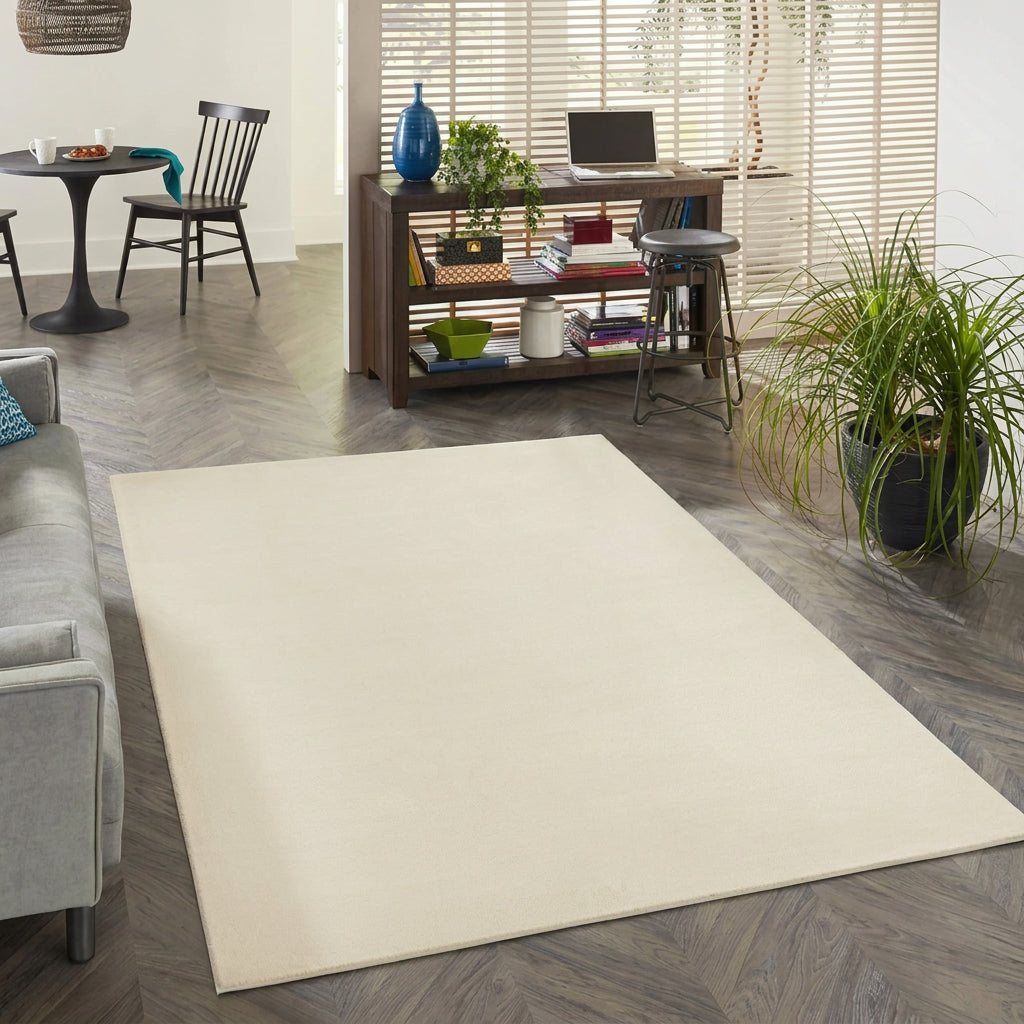 Tapis crème polaire collection FOCUS, idéal pour illuminer un salon moderne ou une chambre cocooning.
