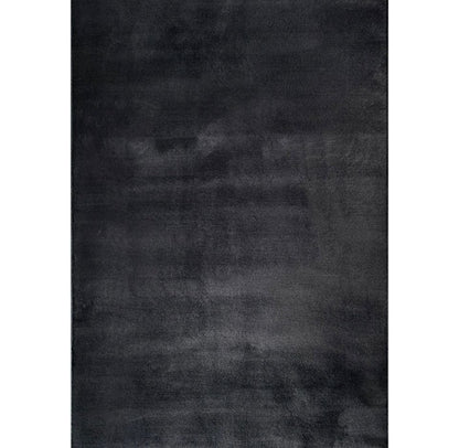 Zoom sur la fibre soyeuse du tapis noir FOCUS, texture ultra-douce et reflets profonds.