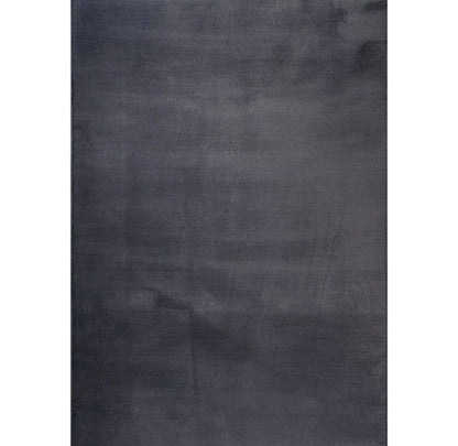 Texture moelleuse et fibres soyeuses du tapis FOCUS gris foncé, toucher ultra-doux haute densité.