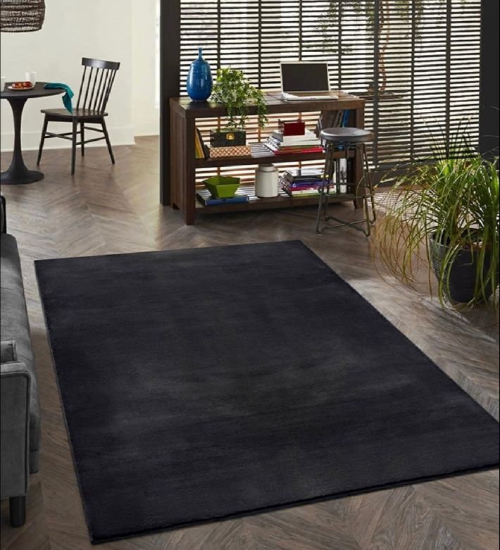 Tapis noir intense collection FOCUS, style moderne et luxueux pour un salon chic ou une chambre.