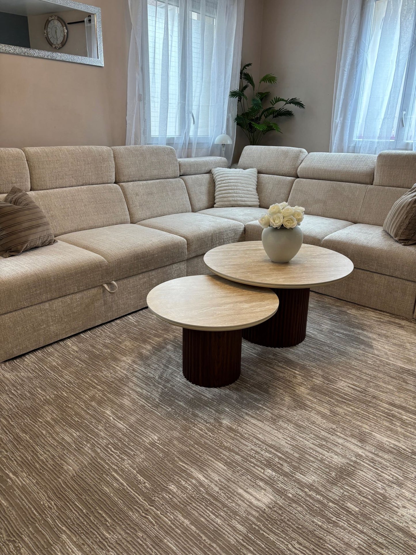Tapis de salon contemporain couleur taupe avec un design à lignes en relief dans un intérieur moderne et lumineux.