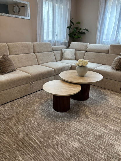 Tapis de salon contemporain couleur taupe avec un design à lignes en relief dans un intérieur moderne et lumineux.