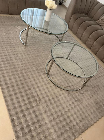 Tapis Bubble taupe à relief bulles 3D installé dans un salon moderne et chic.