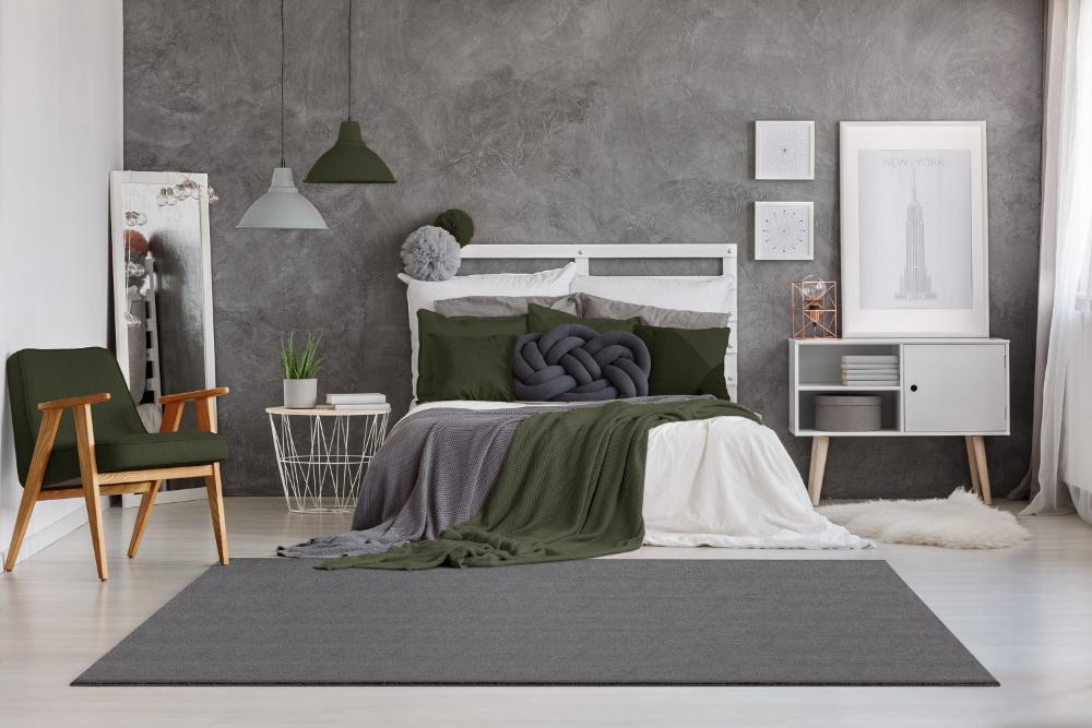 Tapis LOFT anthracite installé dans une chambre à coucher moderne, créant une ambiance douce et chaleureuse pour une sortie de lit moelleuse.