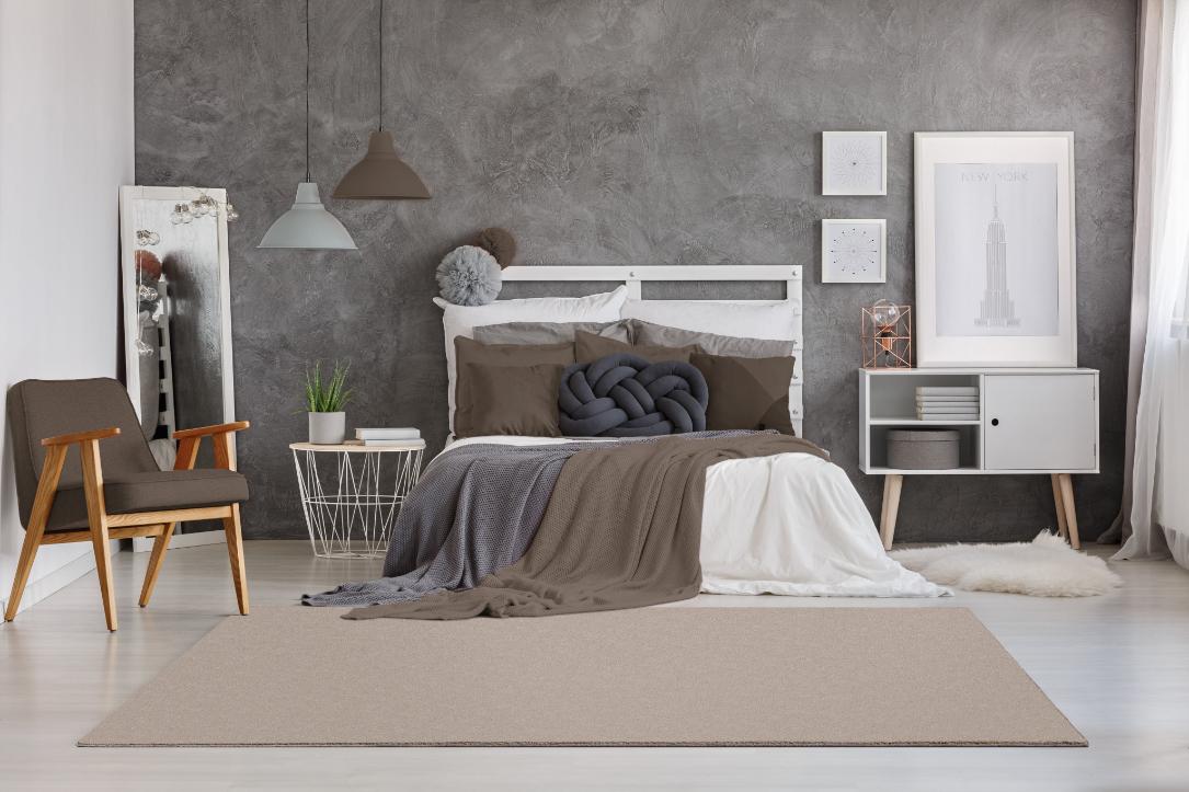 Tapis beige foncé collection LOFT dans une chambre chaleureuse, poils hauts confortables et style naturel.