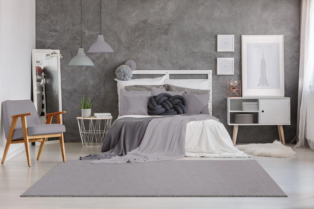Tapis LOFT gris clair installé dans une chambre à coucher moderne, créant une ambiance douce et chaleureuse pour une sortie de lit moelleuse.