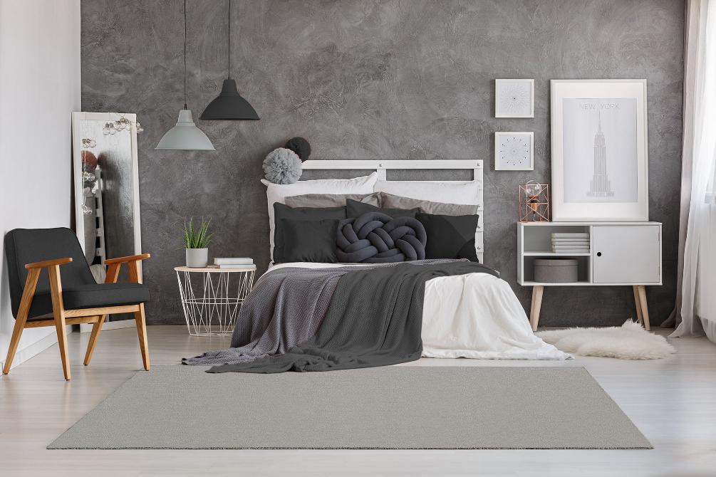 Tapis LOFT taupe installé dans une chambre à coucher moderne, créant une ambiance douce et chaleureuse pour une sortie de lit moelleuse.