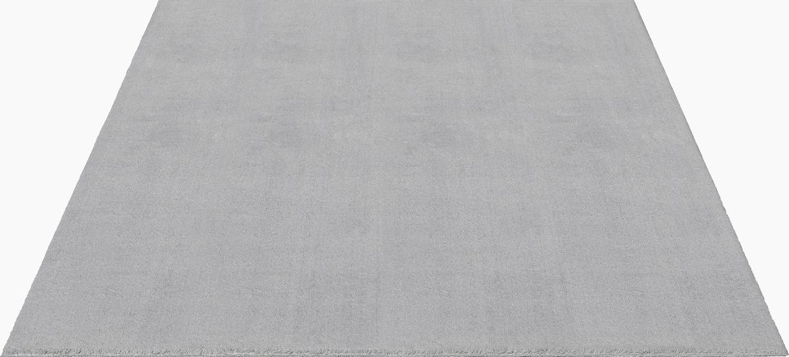 Vue verticale en longueur du tapis LOFT gris clair, mettant en avant son aspect soyeux et son adaptation aux grands espaces.