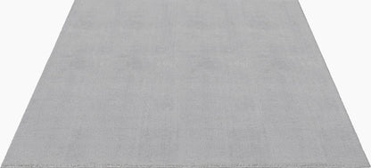 Vue verticale en longueur du tapis LOFT gris clair, mettant en avant son aspect soyeux et son adaptation aux grands espaces.