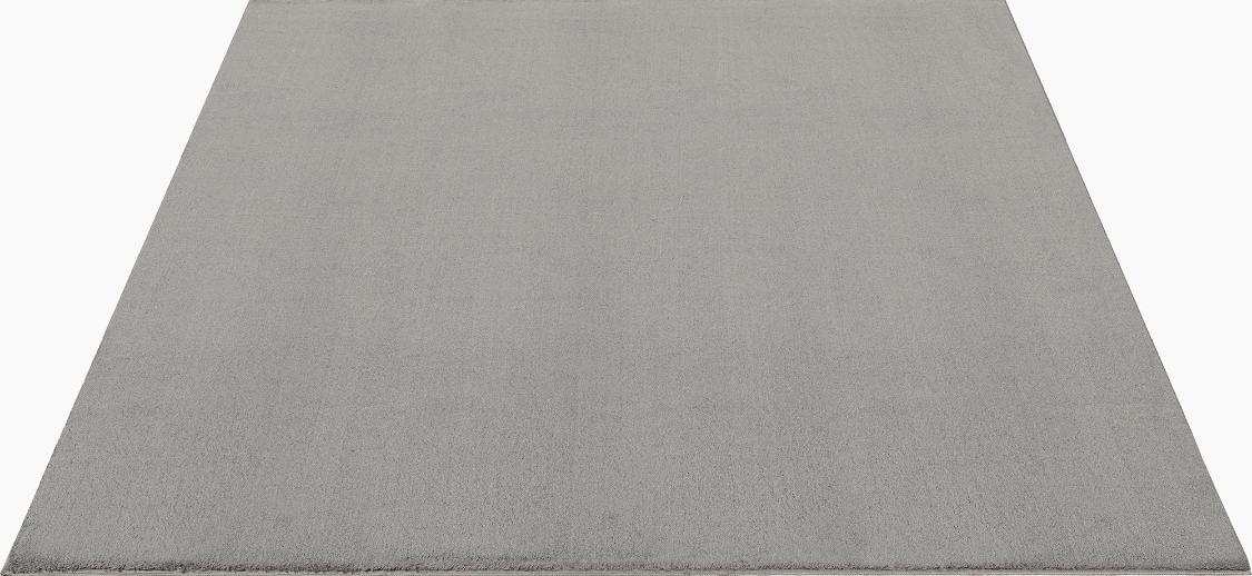 Vue verticale en longueur du tapis LOFT taupe, mettant en avant son aspect soyeux et son adaptation aux grands espaces.
