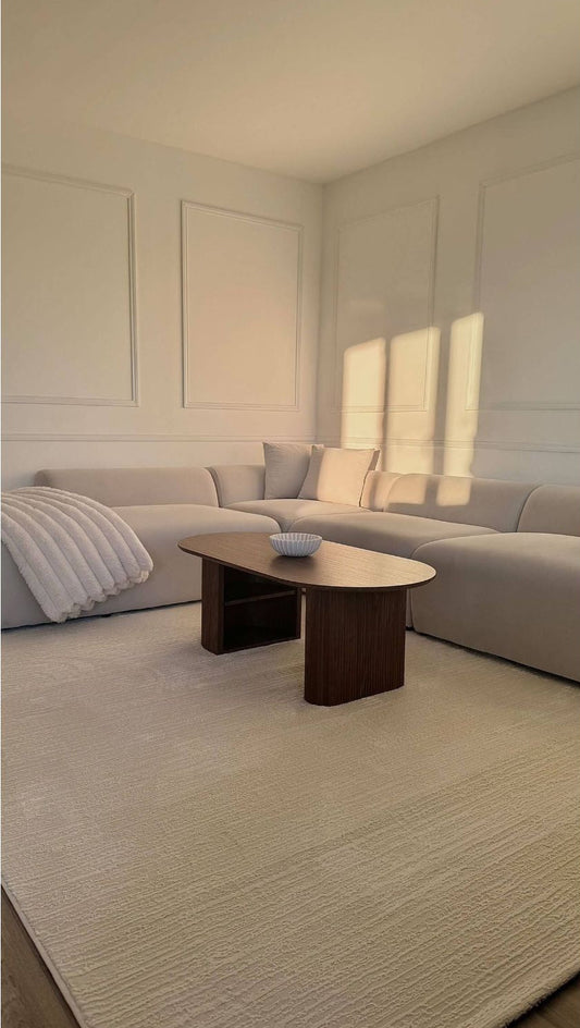 Tapis de luxe SIGNO 04 crème avec relief 3D structuré dans un salon moderne.