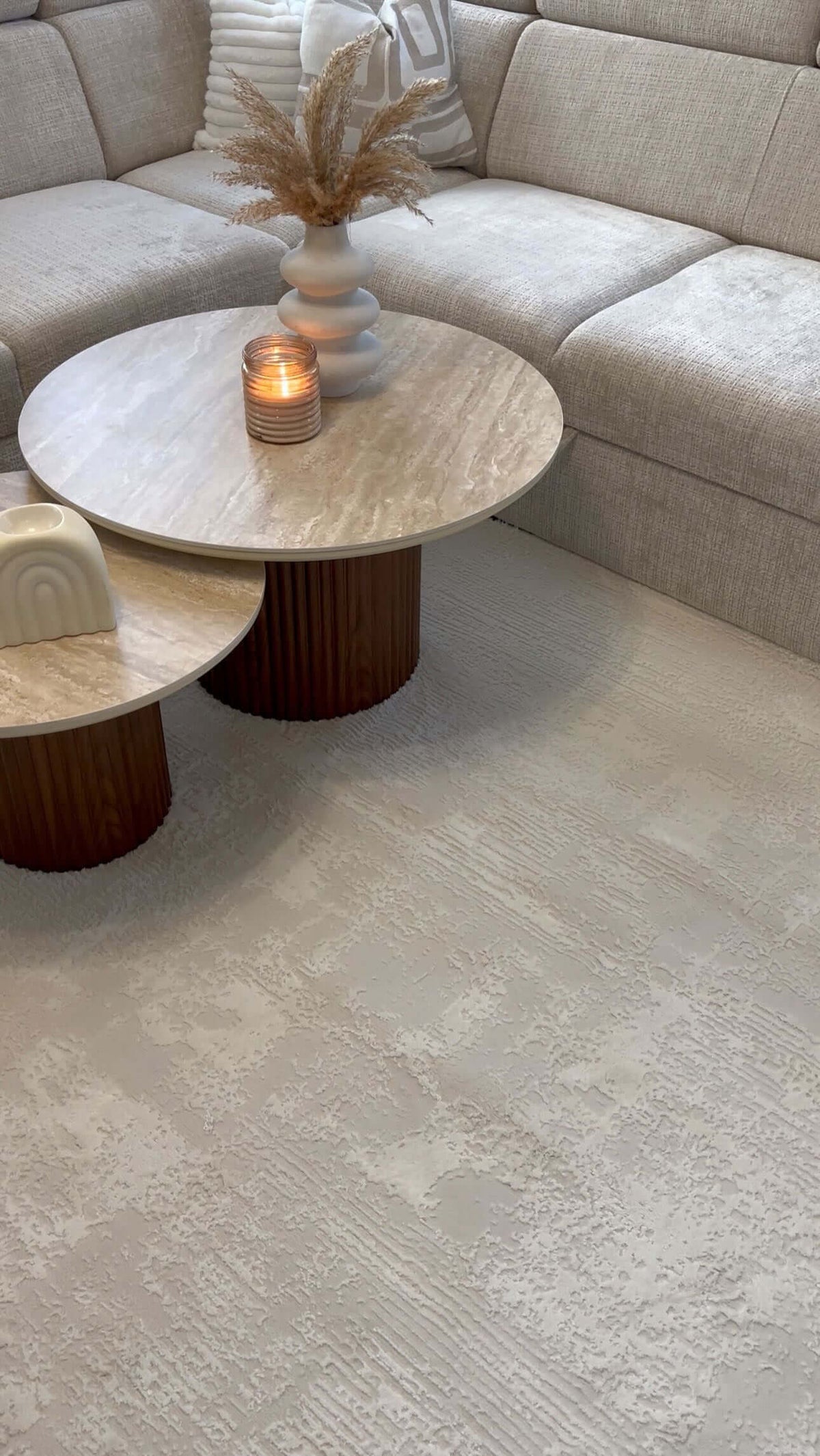 Gros plan sur le tissage linéaire du tapis SIGNO 05 crème, illustrant la précision du motif sculpté et la qualité des fibres blanc cassé.