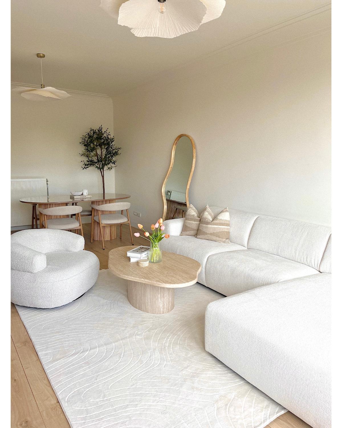 Décoration d'intérieur avec le tapis beige clair STILO 01 sous une table basse.