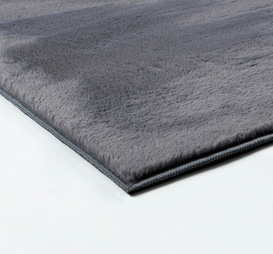 Finitions premium et bordures renforcées du tapis gris foncé FOCUS, résistance et longévité.