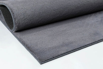 Dossier antidérapant sécurisé du tapis gris anthracite FOCUS, stabilité maximale sur parquet et carrelage.