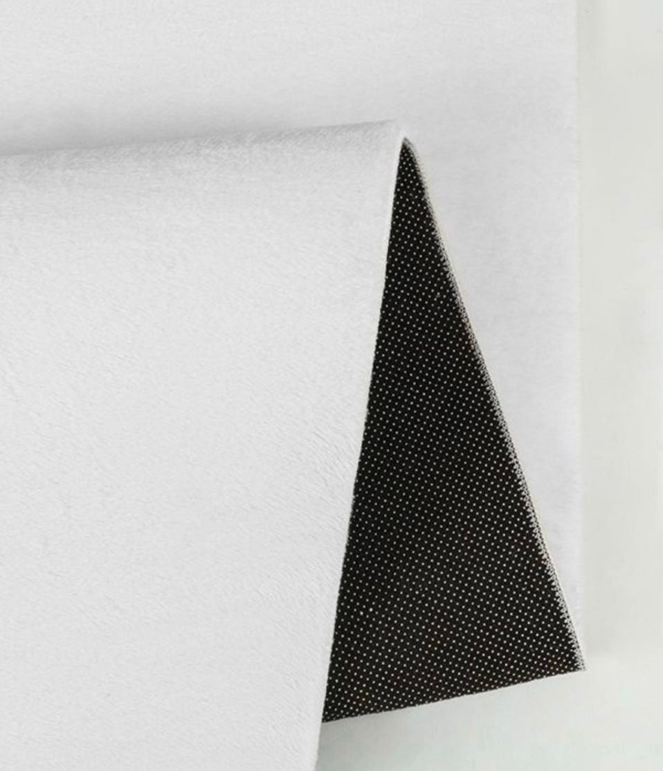 Détail de l'envers antidérapant du tapis blanc FOCUS, garantissant une parfaite adhérence sur tous les sols.