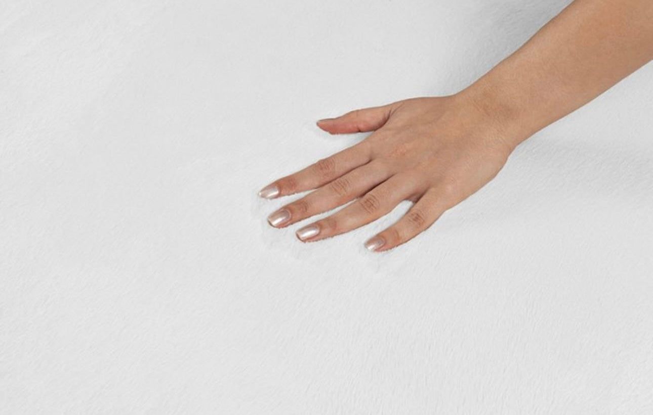 Épaisseur généreuse et finitions soignées du tapis blanc FOCUS, tapis  haute densité.