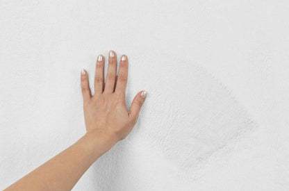 Zoom sur la texture ultra-douce du tapis FOCUS blanc, sensation poils de soie et confort moelleux.