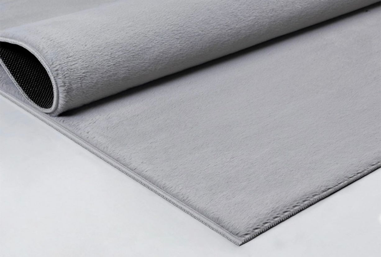 Détail de l'envers antidérapant du tapis gris clair FOCUS, garantissant une parfaite adhérence sur tous les sols.