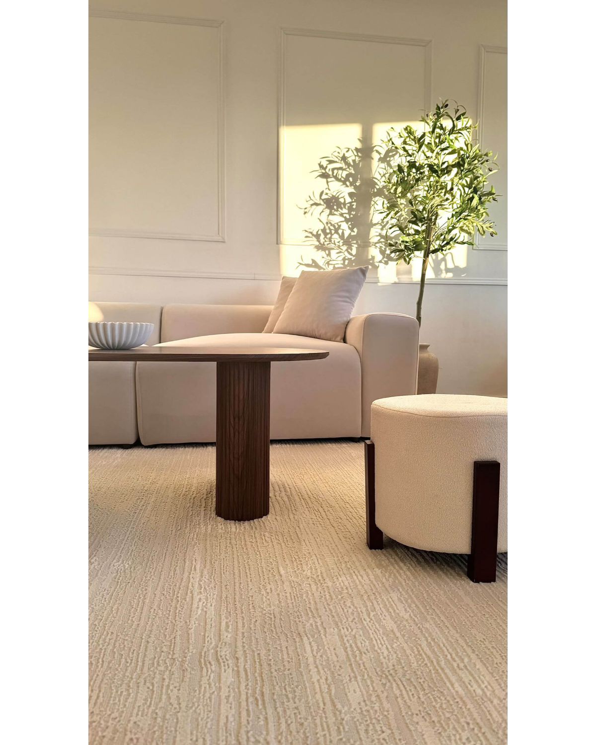 Zoom sur le tapis contemporain SIGNO 04 crème avec motifs structurés et mobilier élégant.