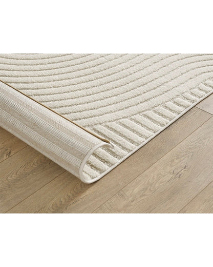 Vue du dessous et du bord du tapis ELIO 51 crème, montrant la couche antidérapante intégrée pour une stabilité maximale.