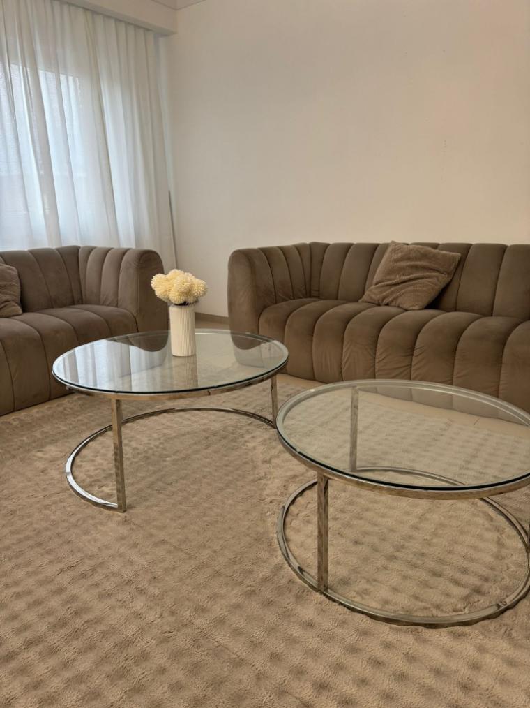 Détail en gros plan sur le tissage du tapis Bubble taupe, montrant le contraste entre le fond plat et le relief sculpté et doux des bulles 3D.
