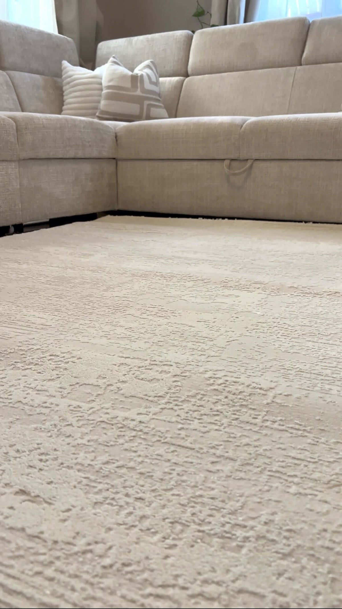 Gros plan sur le tissage linéaire du tapis SIGNO 05 crème, illustrant la précision du motif sculpté et la qualité des fibres blanc cassé.