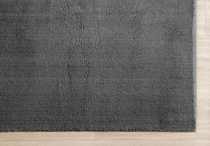 Détail des fibres denses du tapis LOFT gris anthracite, texture moelleuse à poils longs et résistante.
