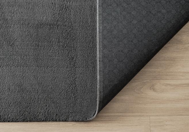 Tapis LOFT anthracite lavable en machine, structure souple et dossier antidérapant pour un entretien facile.