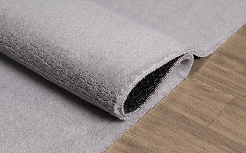 Tapis LOFT gris clair souple et plié pour un lavage en machine facile, garantissant une hygiène parfaite au quotidien.