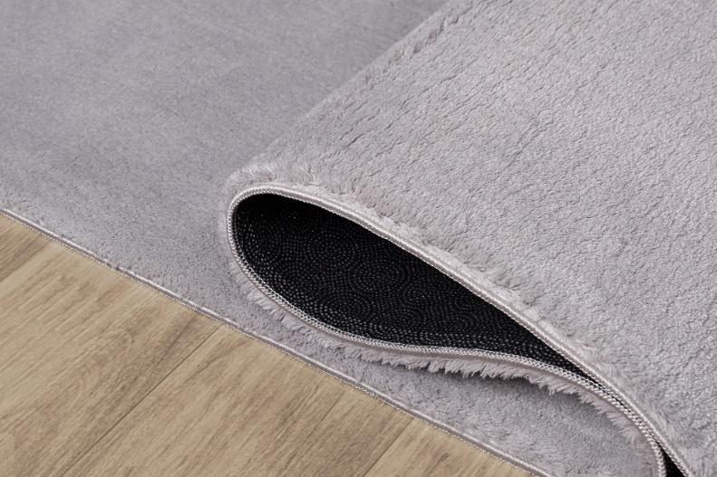 Tapis LOFT gris clair souple et plié pour un lavage en machine facile, garantissant une hygiène parfaite au quotidien.
