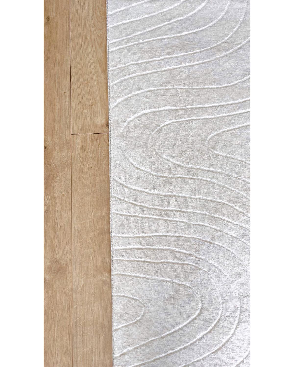 Zoom sur les finitions soignées et les motifs géométriques du tapis STILO 01.